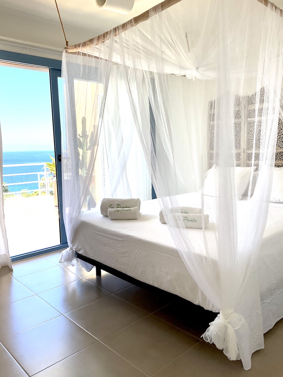 resa estates puig den mar huis huren zomer ibiza masterbedroom ok.jpg